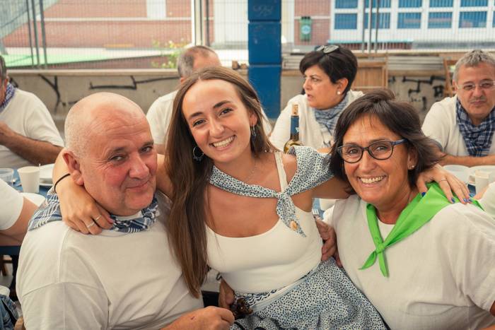 Ehunka lagun bildu dituzte j 60 1757018497598