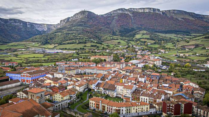 Aurkitu dituzte larunbat gauean Urduñan gertatutako "eraso bortitzaren" lekukoak