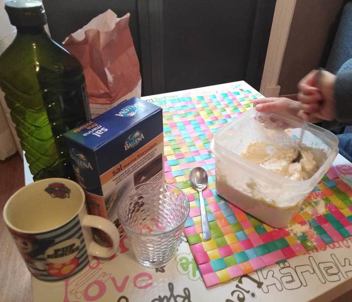 Etxeko plastilina (Osagaiak: 2 edalontzi irin, edalontzi 1 gatza, 3 koilarakada olio eta azkenik kolorea emateko tenperak)