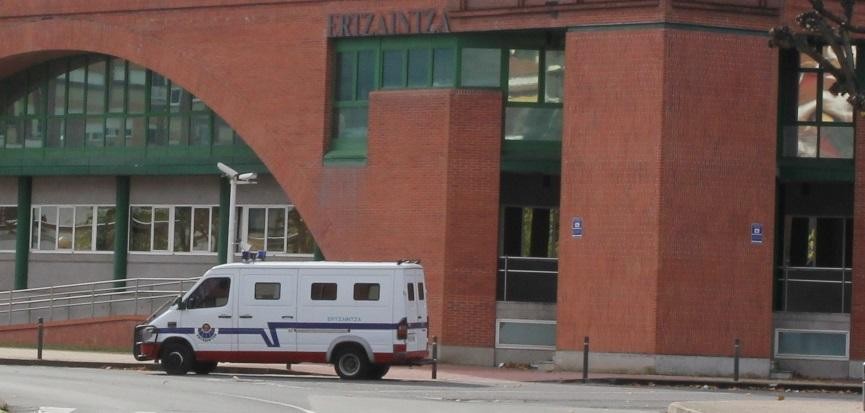 Ertzaintzak gizonezko bat atxilotu du Laudion eta Amurrion lapurtzeagatik eta espetxean sartu dute