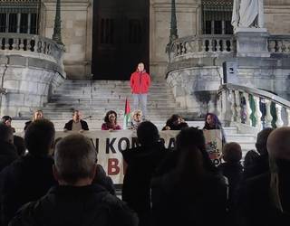 Iñaki Cabezak jarri ditu bertsoak Bilboko segregazioaren kontrako manifestazioan