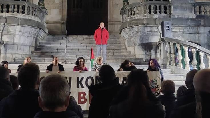 Iñaki Cabezak jarri ditu bertsoak Bilboko segregazioaren kontrako manifestazioan