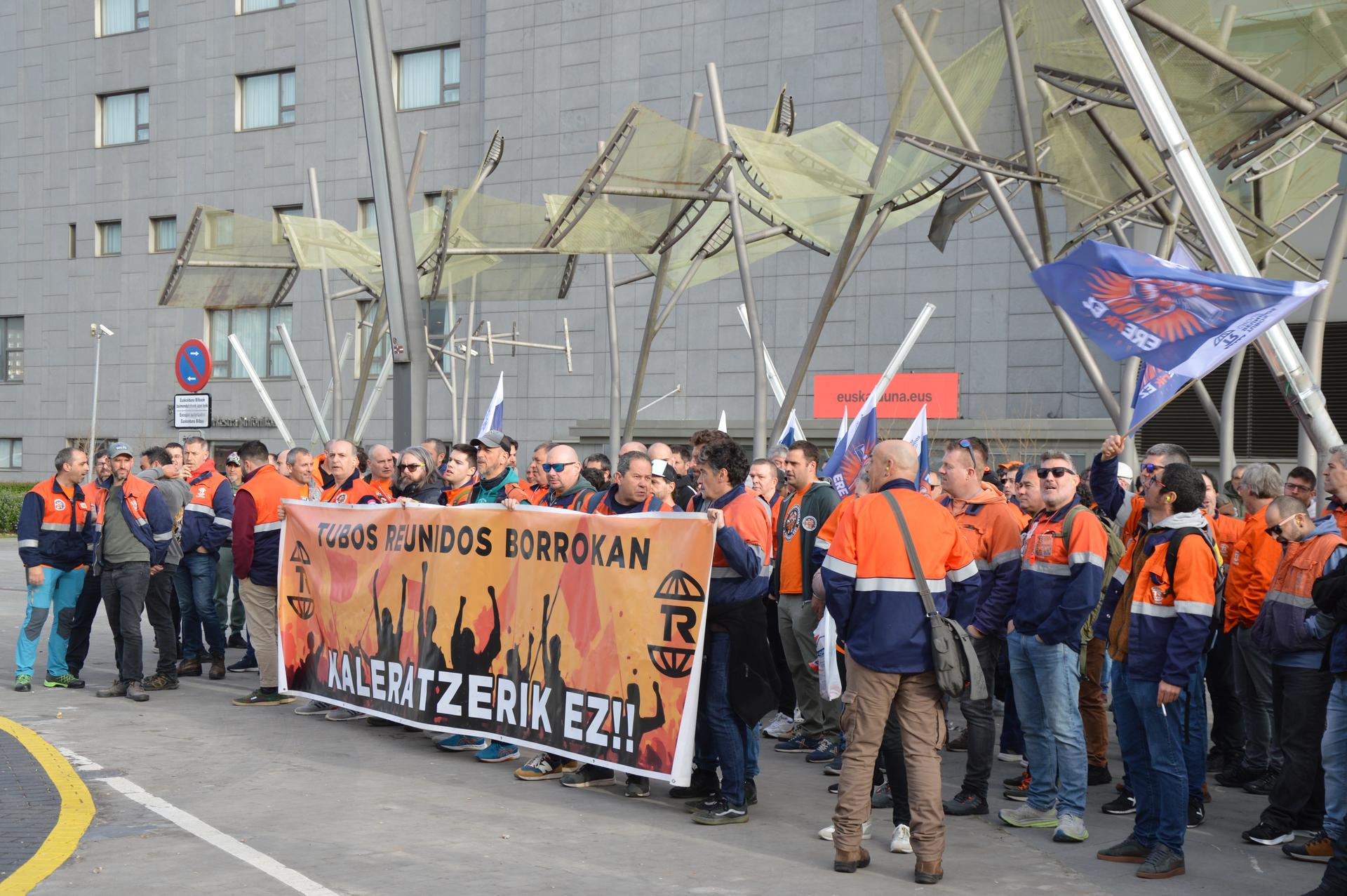 Tubos Reunidosek kaleratu nahi dituen 42 langileren behin-behineko kontratua ez da legezkoa, eta behargin finkoak bilakatu beharko ditu