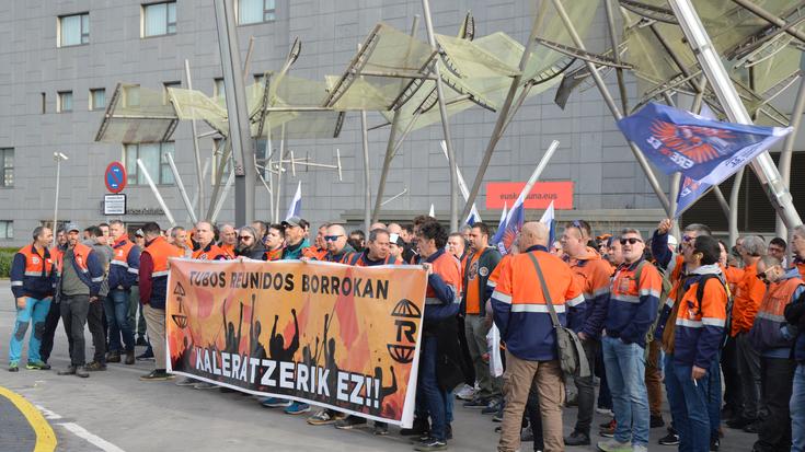 Tubos Reunidosek kaleratu nahi dituen 42 langileren behin-behineko kontratua ez da legezkoa, eta behargin finkoak bilakatu beharko ditu