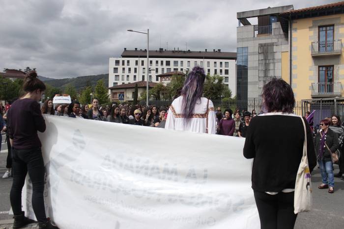 Aiaraldeko mugimendu feministaren epaitegiko protesta