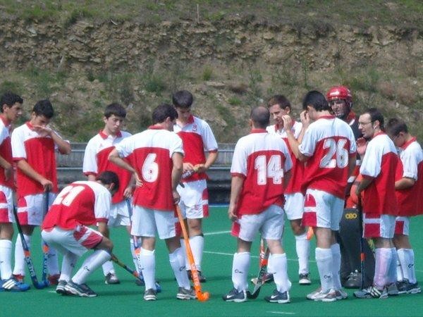 Ganbegi hockey taldeak Gijonen irabazi behar du gaur mailari eusteko