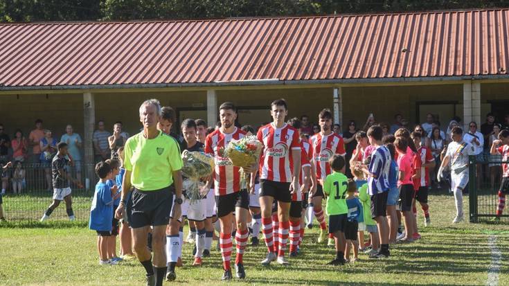 Askiola taldearen aurredenboraldiko partida herrian hildako bi gazteak oroitzeko omenaldi jendetsua bilakatu da