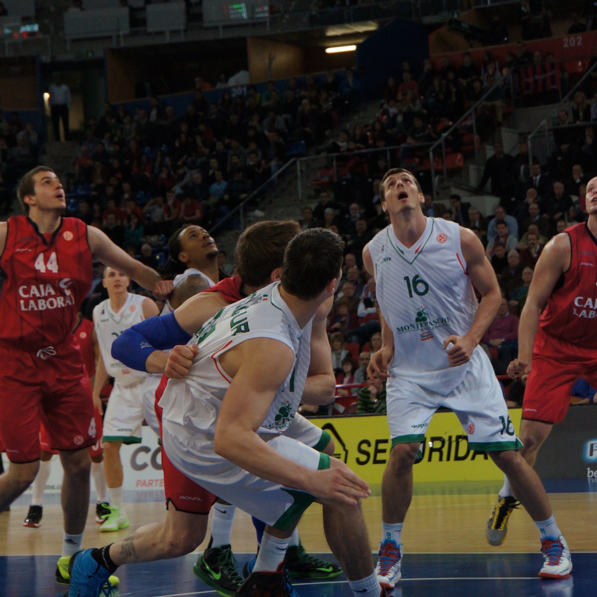 Baskonia eta Joventut taldeen arteko partidua ikusteko 20 sarrera banatuko ditu udalak