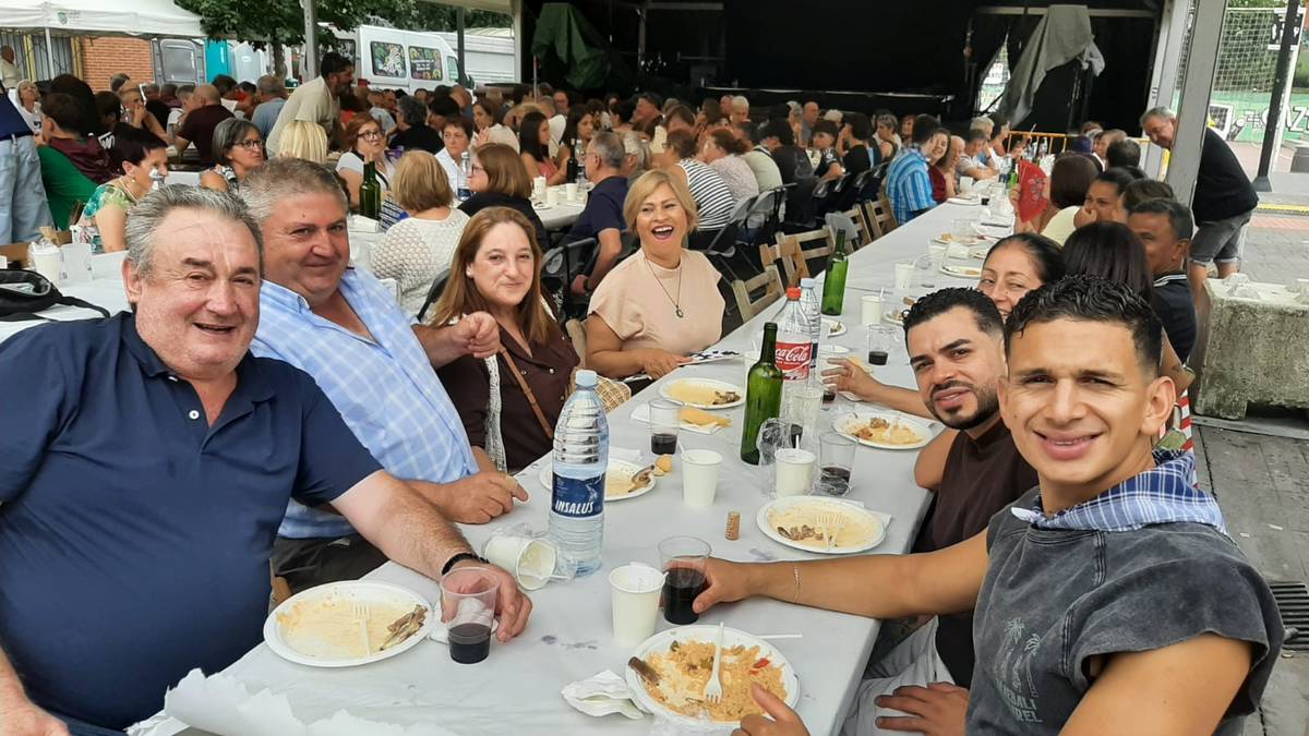 Herri bazkarian egin dute bat Ugarteko bizilagunek