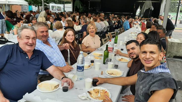 Herri bazkarian egin dute bat Ugarteko bizilagunek
