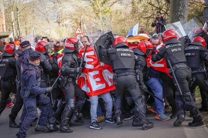 Ertzaintzaren polizia-lerroa 30 1771934211929