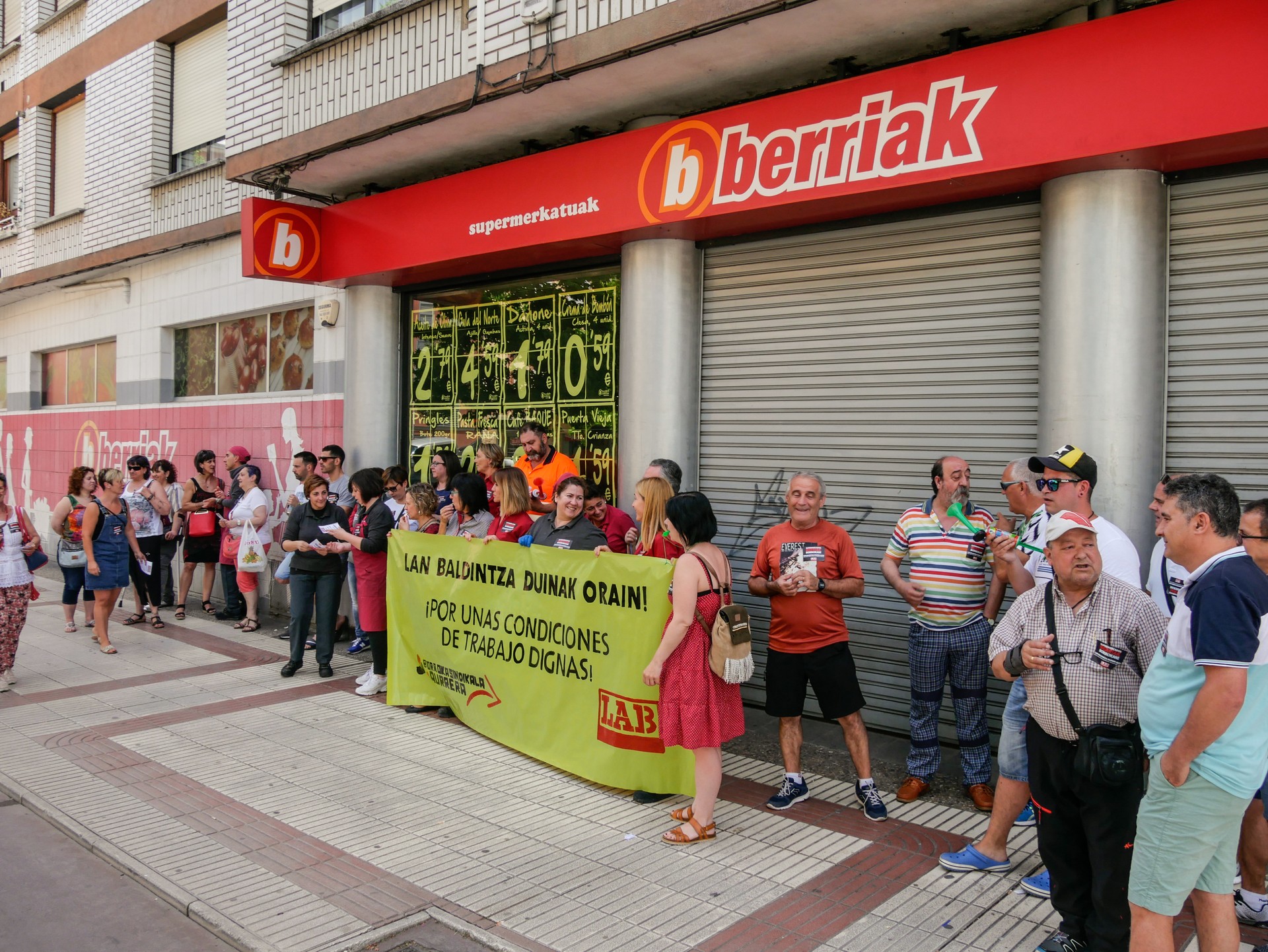 Berriak supermerkatuko langileek akordioa lortu dute zuzendaritzarekin