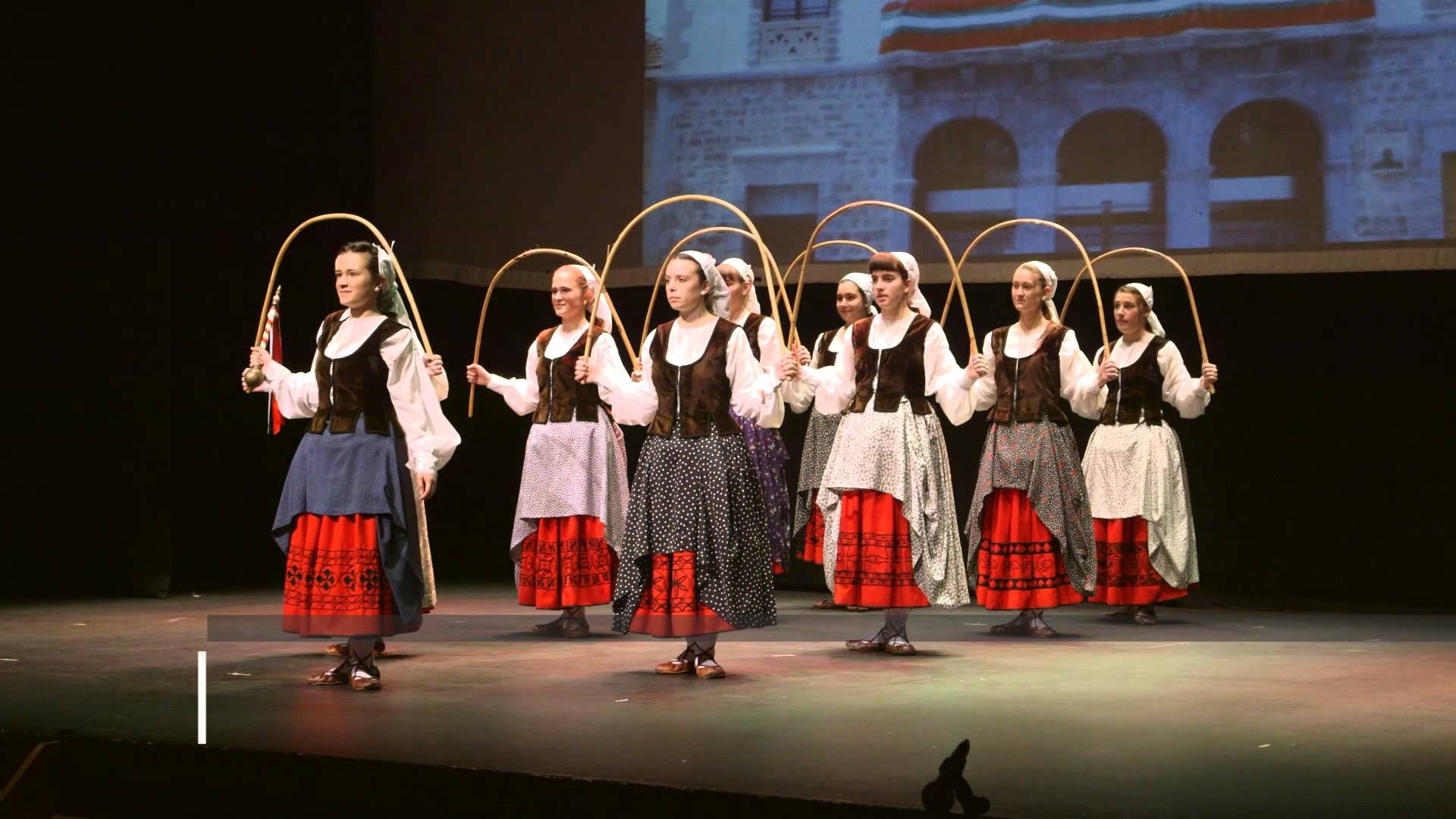 Dantza eta zuzeneko musika oholtza gainean, hiru talderen ekimenez