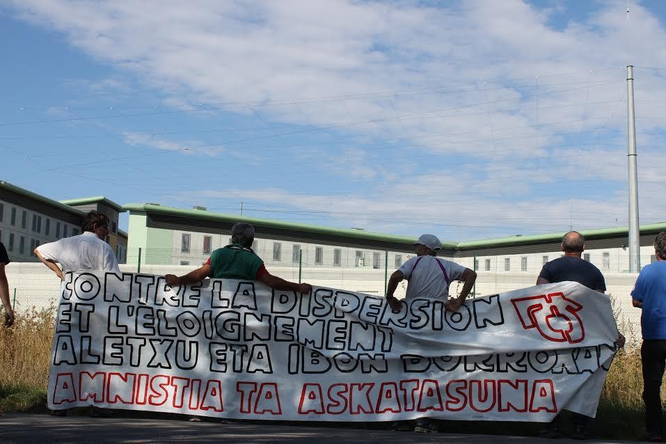 Aletxu Zobaran presoaren ziega eta jabetzak erre zituzten igandean matxinadan