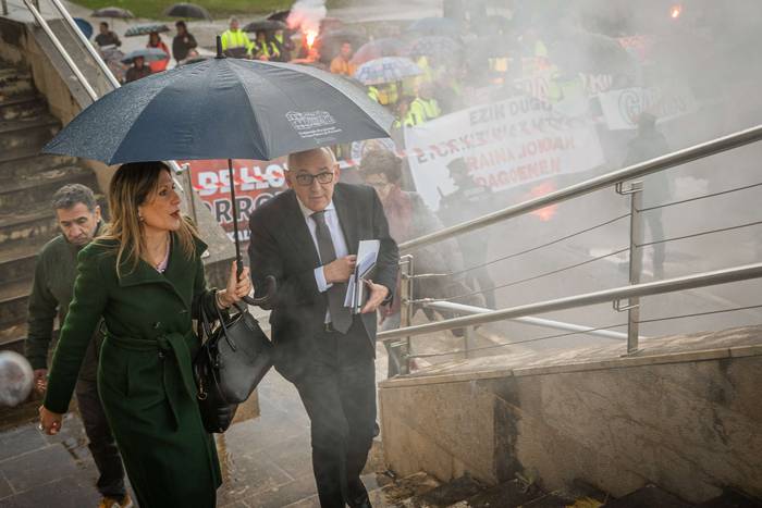 Protesta artean ekin du bidea Aiaraldearen etorkizun industriala jorratzeko mahaiak