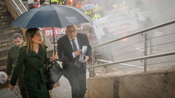 Protesta artean ekin du bidea Aiaraldearen etorkizun industriala jorratzeko mahaiak