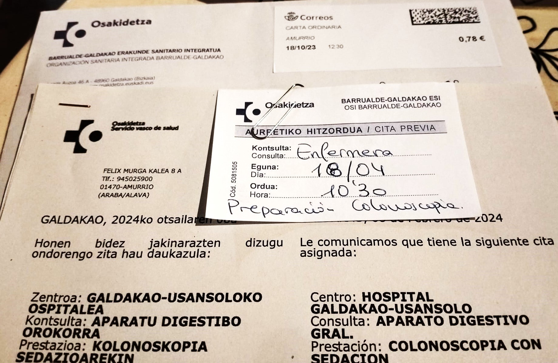 Aiarar batek salatu du urtebete baino gehiago itxaron behar izan duela kontrolerako kolonoskopia egiteko