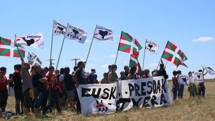 Dozenaka aiaraldearrek euskal presoei elkartasuna adierazi diete Herrera de la Manchan