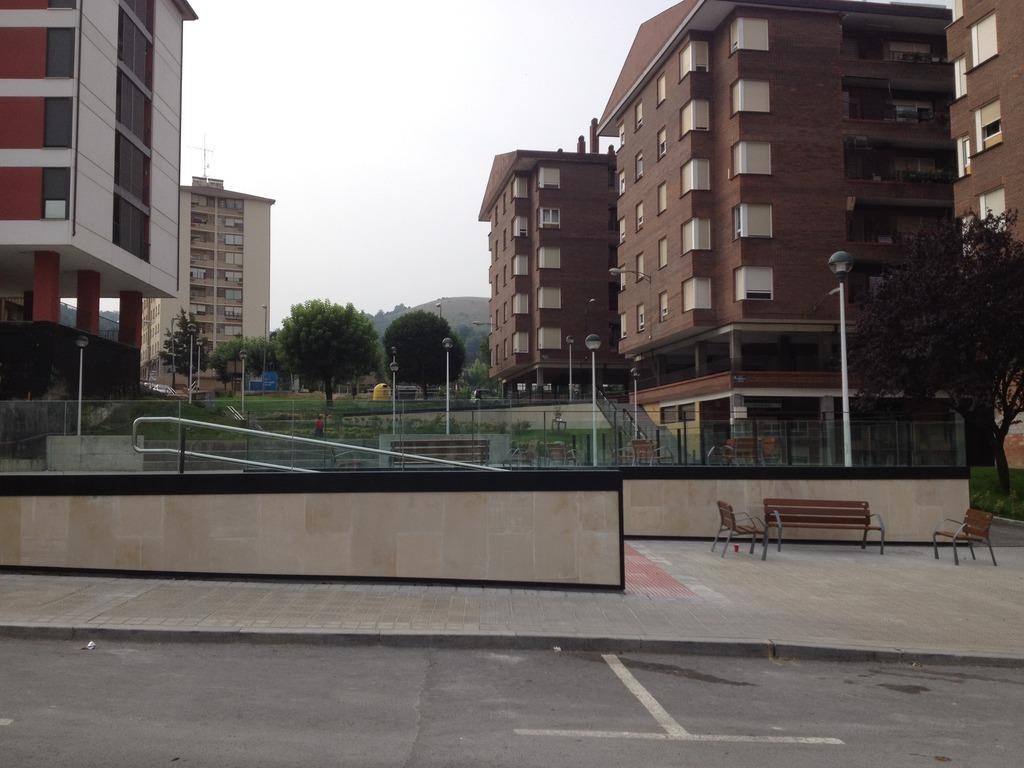 Altzarrate plazako urbanizazio lanak amaitu dituzte