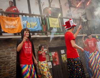 Aretako buruhandi eta hanka-luzeek eman diote ongietorria festetako marea gorriari