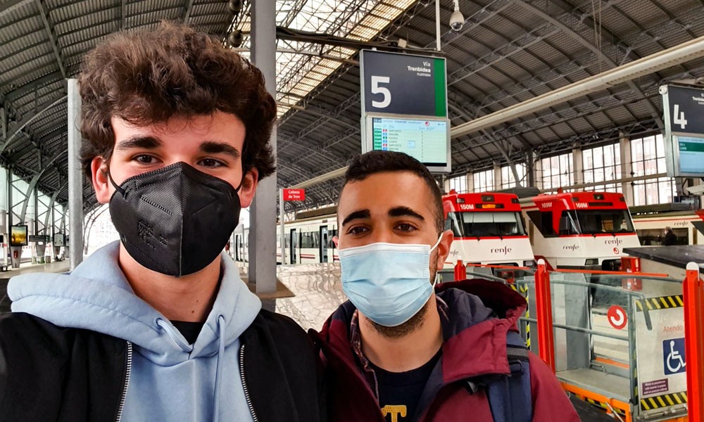 Aldirietako tren zerbitzua hobetzeko ikerketa abiatu dute EHUko bi ikaslek