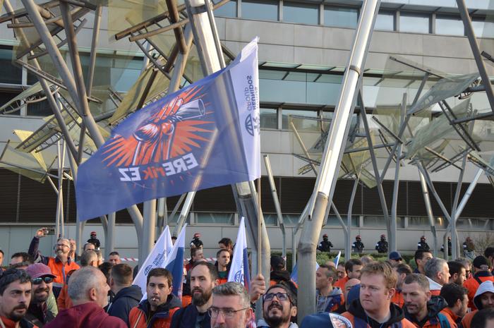 Tubos Reunidoseko langileek  12 1772101114349