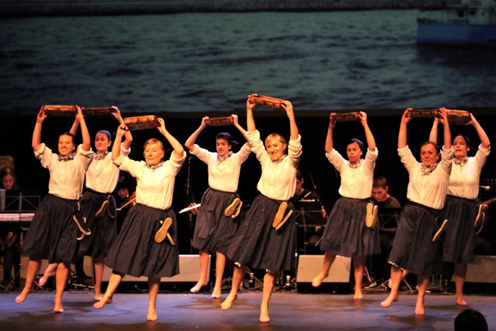 Eskualdeko ehundik gora dantzari eta musikarik koloreztatu zuten Amurrio Antzokiko oholtza - 72