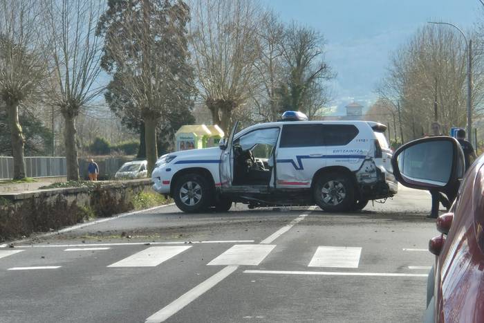 Ertzaintzaren auto batek istripua izan zuen atzo La Mueran, beste auto baten kontra talka egitean