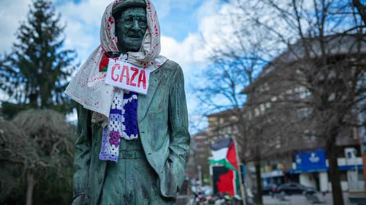 Palestinar Lurraren egunean ekimena egin dute Laudioko zenbait eskulturatan