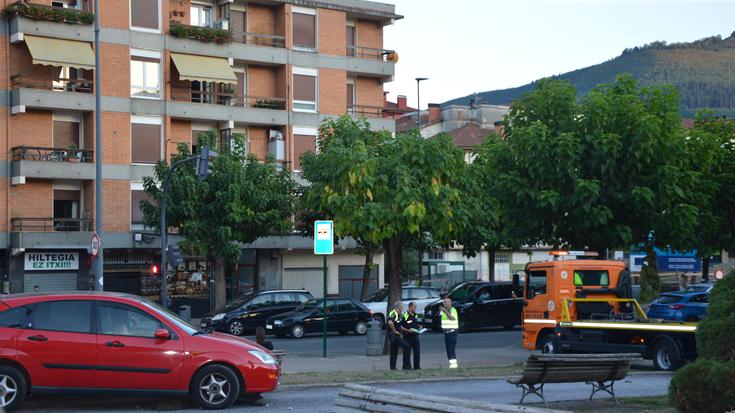 Auto batek kontrola galdu du eta galtzadatik atera da Zumalakarregi etorbidean