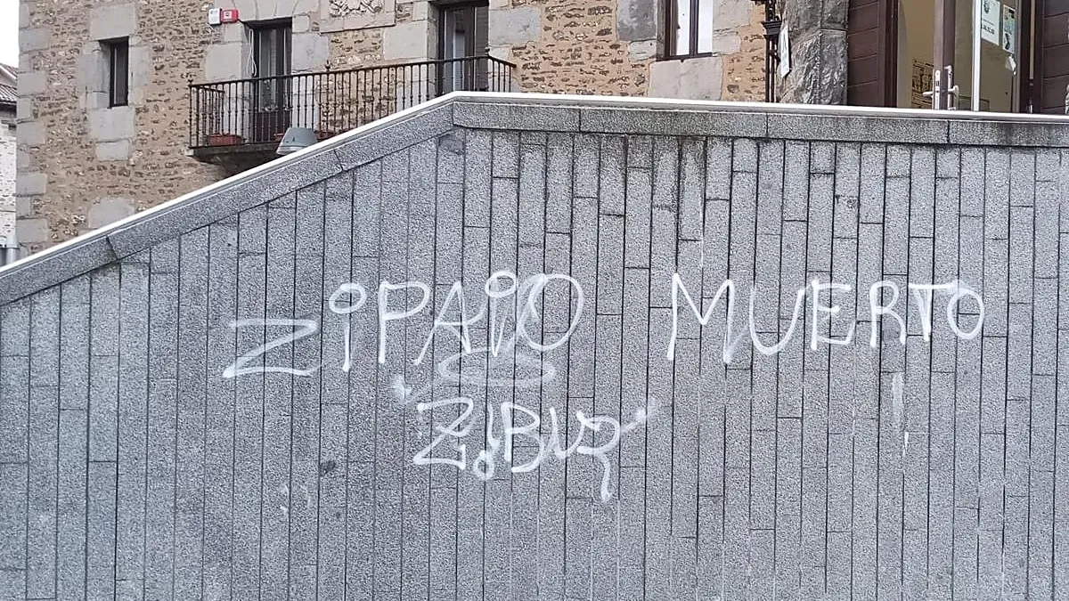 Ertzaintzaren aurka agertutako pintaketek eragile ugariren gaitzespena eragin dute