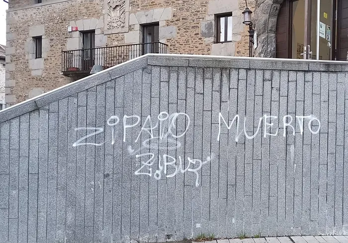 Ertzaintzaren aurka agertutako pintaketek eragile ugariren gaitzespena eragin dute