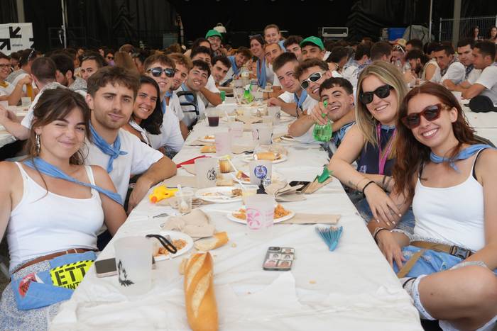 Ehunka lagunek egin dute bat 17 1755423047653