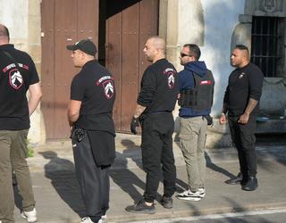 Aiaraldea Komunikabideko kazetari bat erasotu du desokupazio enpresa batek, Luiaondon etxe bat legez kanpo husten saiatzen ari zirenean