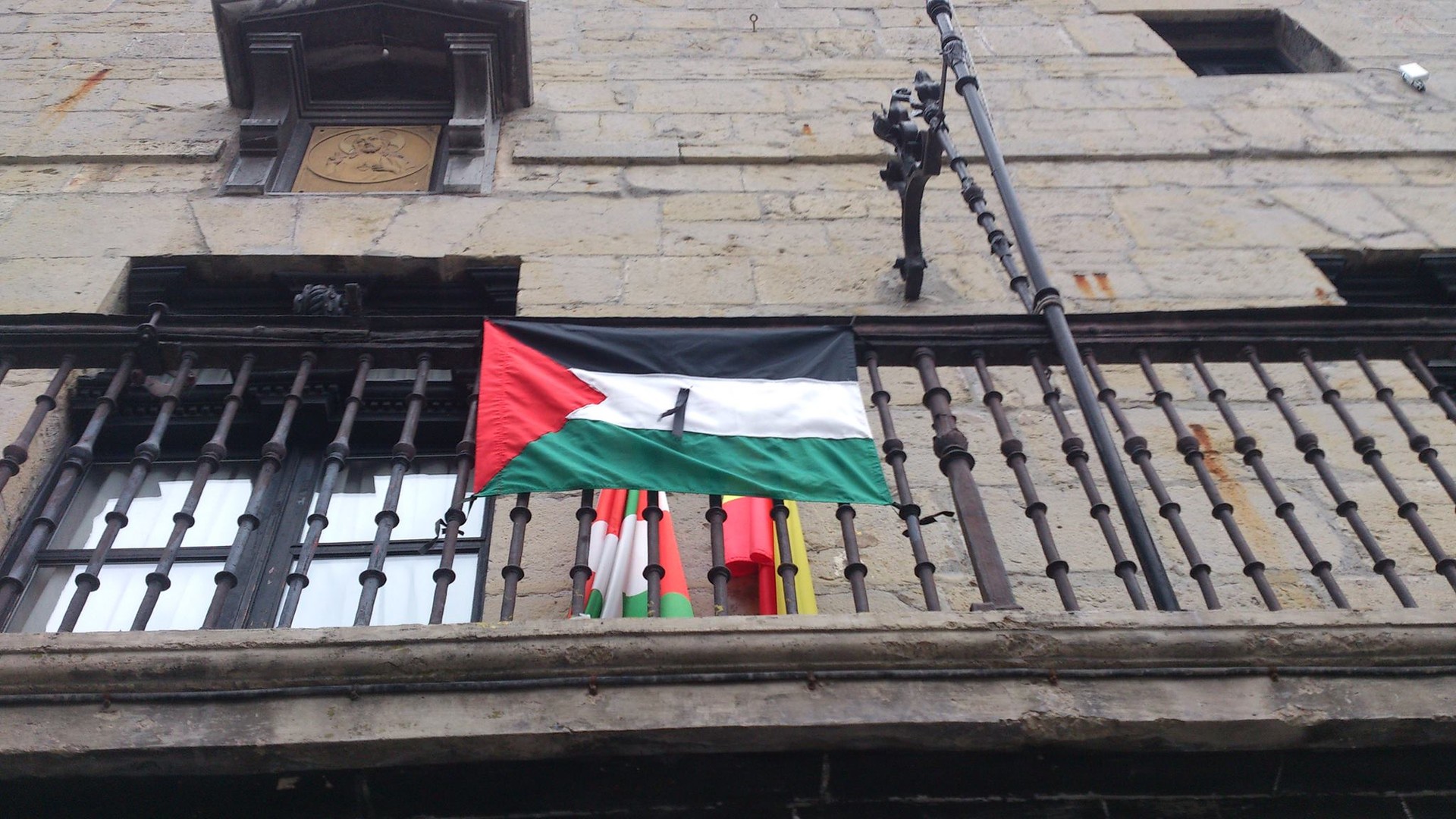 EH Bilduk Palestinako ikurrarekin udalbatzara joateko deia zabaldu du, alkateak uko egin diolako Gazari buruzko mozioa eztabaidatzeari