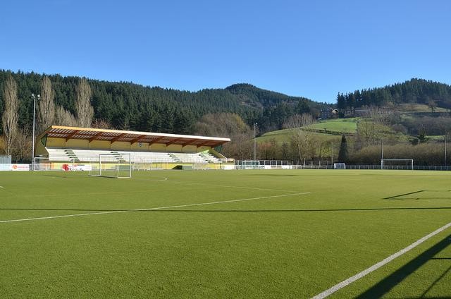 150.000 euro bideratuko ditu udalak futbol zelaiko belar artifiziala konpontzeko