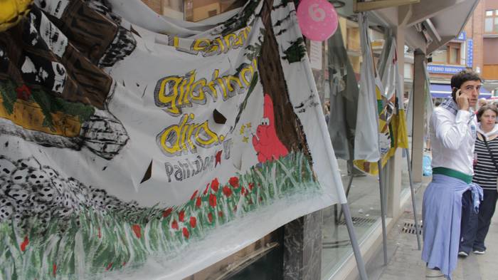 Suziria piztuta lehertu da j 8 1502792653621