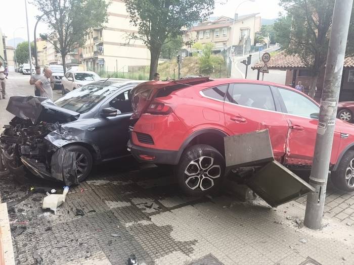 Auto batek aparkatutako beste auto baten kontra jo du Ugarten