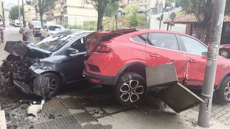 Auto batek aparkatutako beste auto baten kontra jo du Ugarten