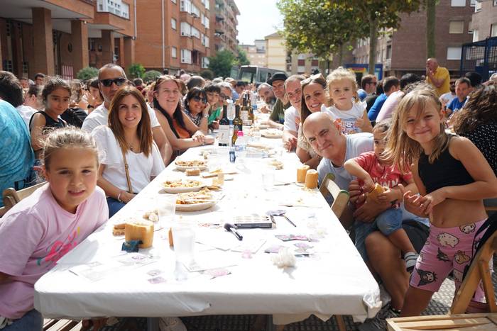 Ehunka lagun bildu ditu Lati 11 1758394268816