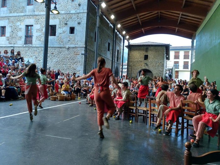 Oinkari dantza taldeak "Sagartu" ikuskizuna eskaini zuen ostiralean - 6