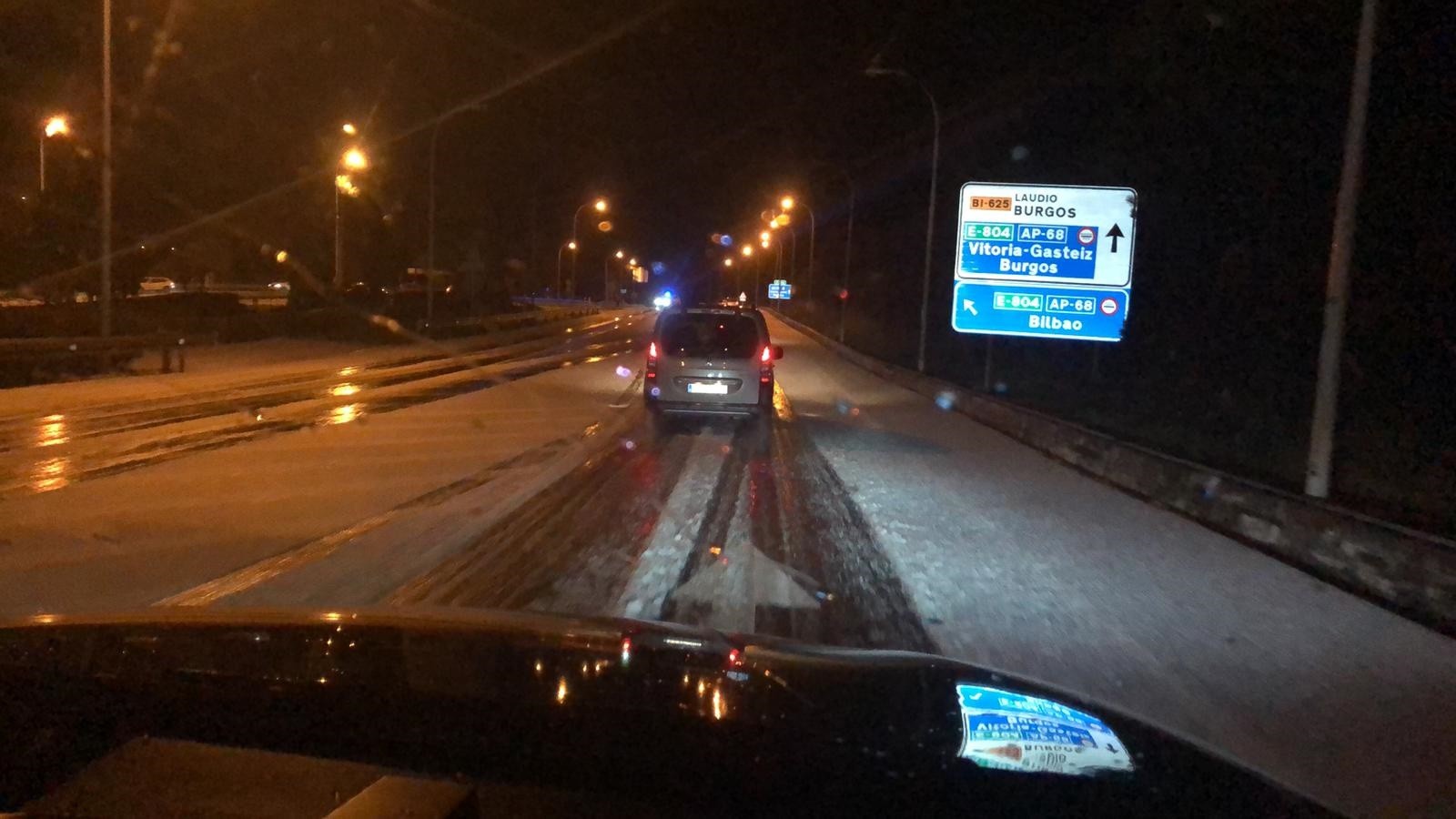 Eguraldiak istripua eragin zuen atzo Orozkon eta arazoak errepidetan