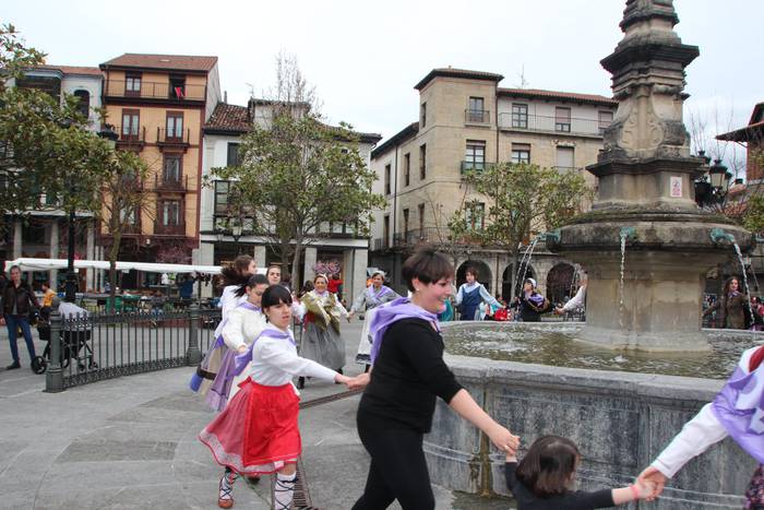 Dantzaren bidez aldarrikatu  25 1520777903845