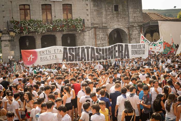 Festa-giro goria piztu du La 80 1755257105176