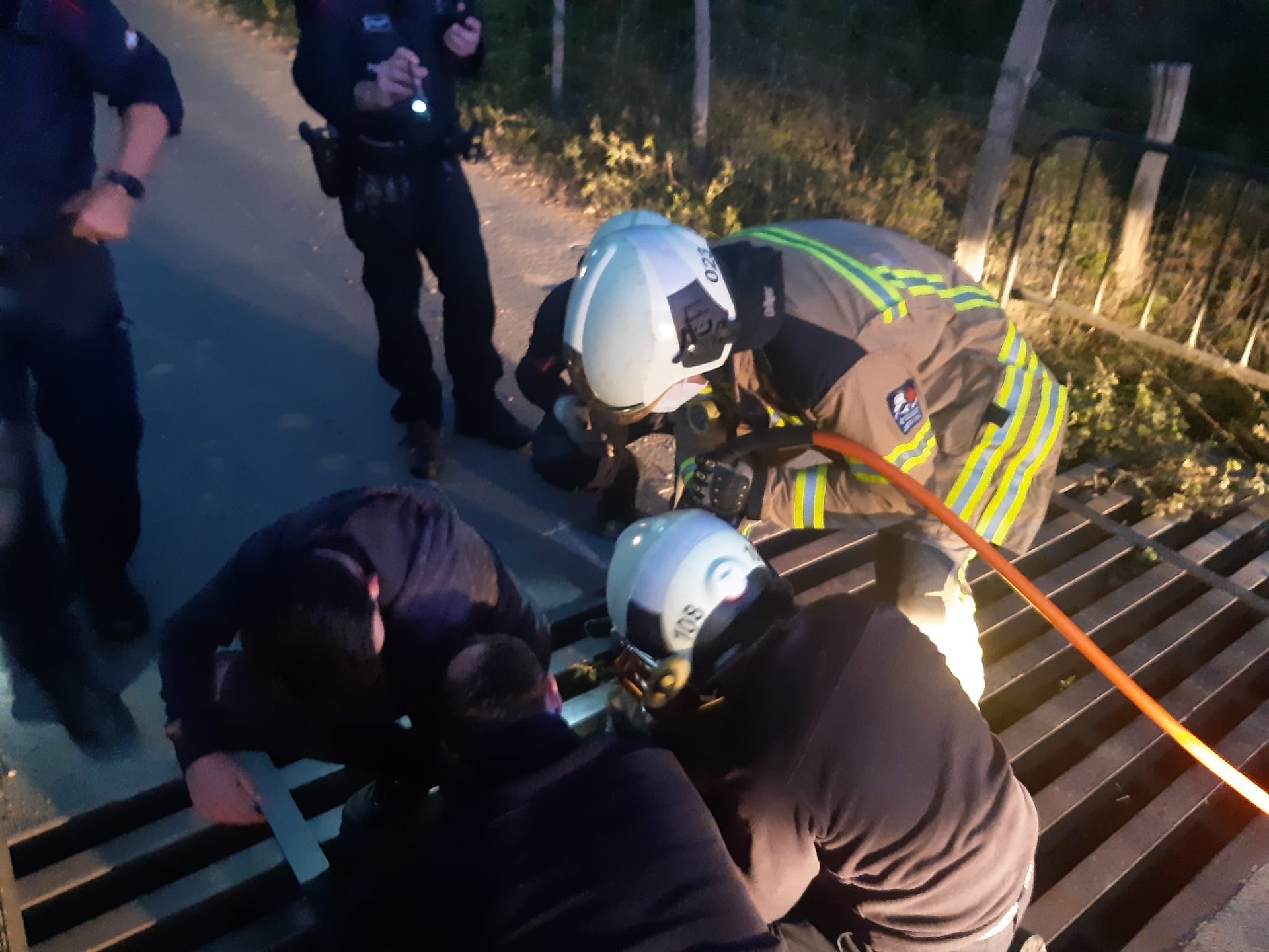 Kanadiar pasabide batean hanka harrapatuta zuen gazte bat erreskatatu dute suhiltzaileek