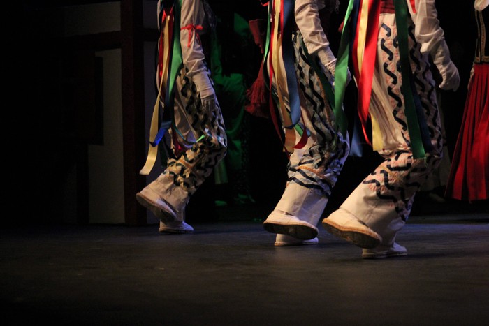 Eskualdeko ehundik gora dantzari eta musikarik koloreztatu zuten Amurrio Antzokiko oholtza - 98