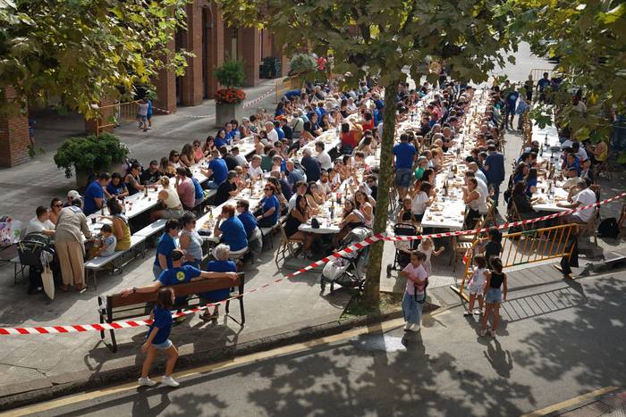 Ehunka lagun bildu ditu Lati 46 1758394298817