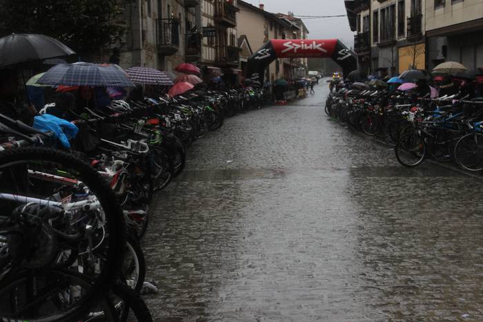 350 lagunetik gora batu dira 43 1514738300210