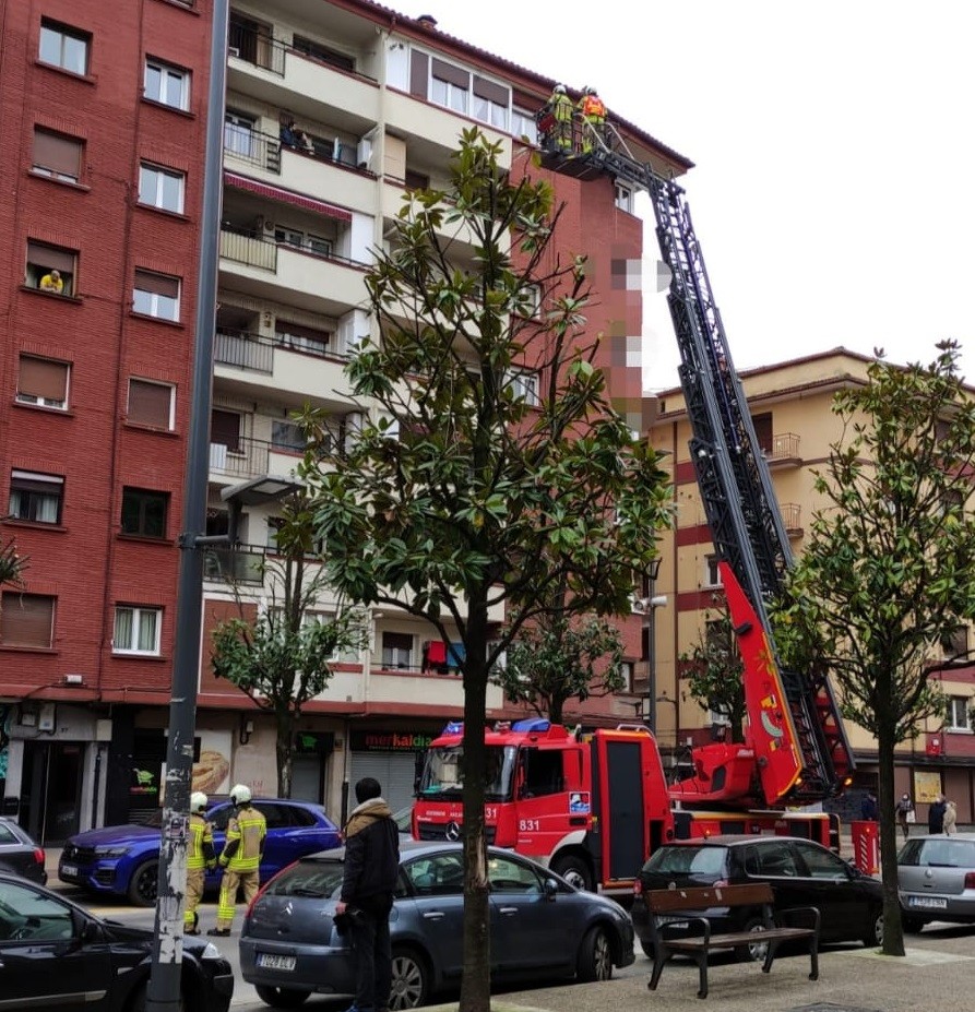 Gela batean harrapatuta geratu den bizilaguna erreskatatu dute suhiltzaileek
