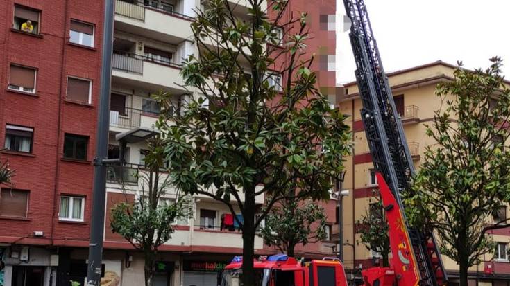 Gela batean harrapatuta geratu den bizilaguna erreskatatu dute suhiltzaileek